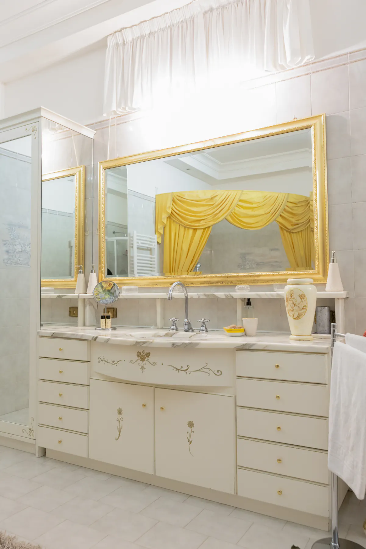 Un bagno della villa con il doppio lavabo e lo specchio dorato