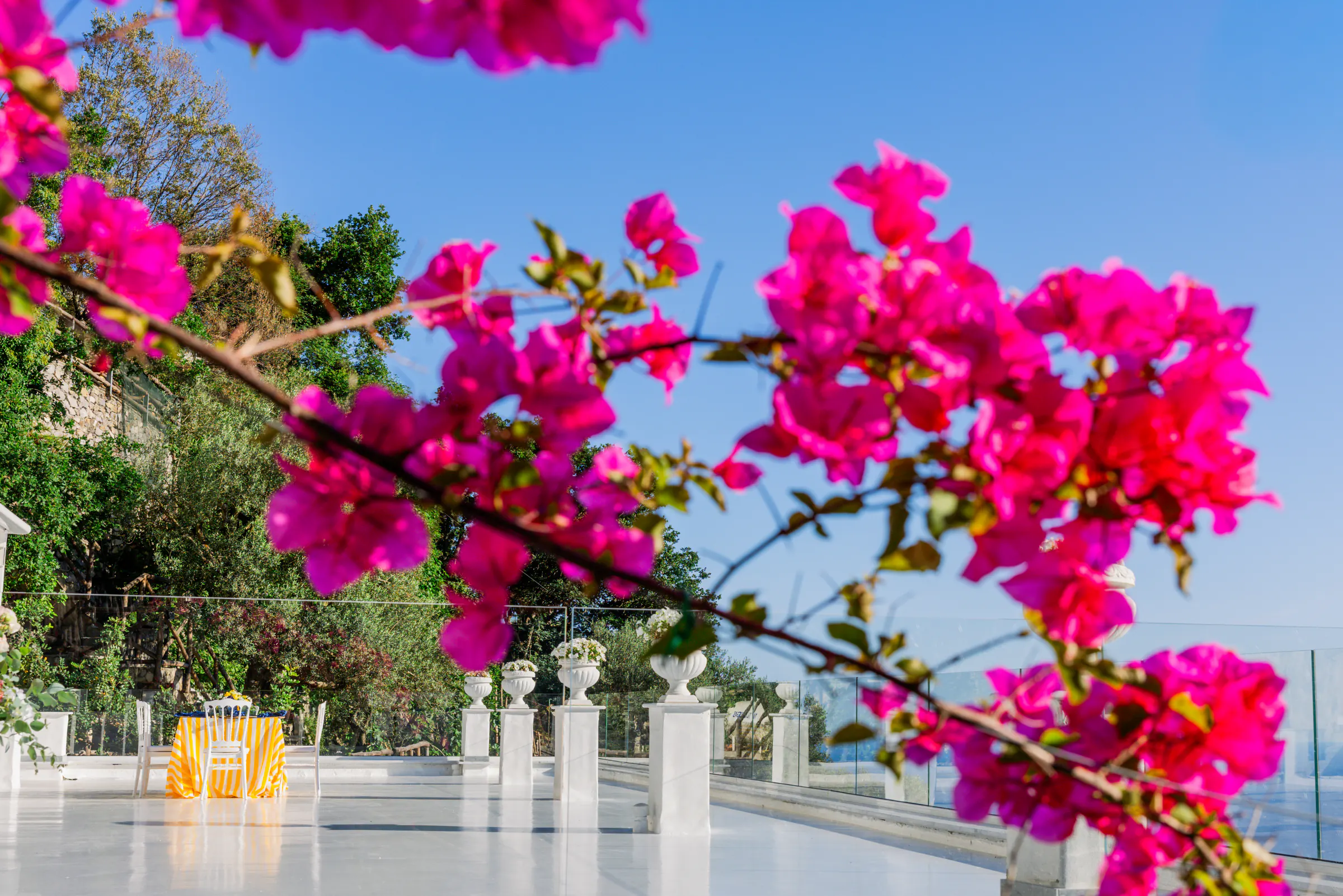 La terrazza panoramica della villa incorniciata dalle bouganville in fiore