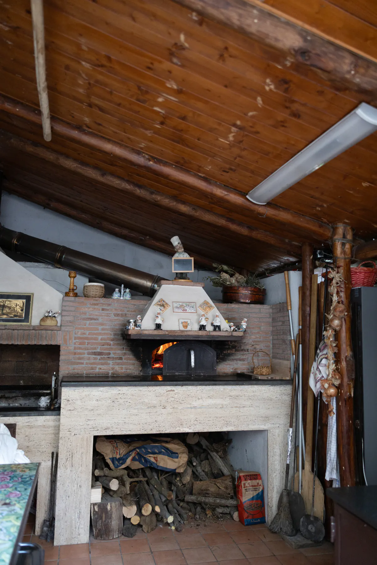 Il forno a legna della villa nella cucina di pietra, con la legna accatastata