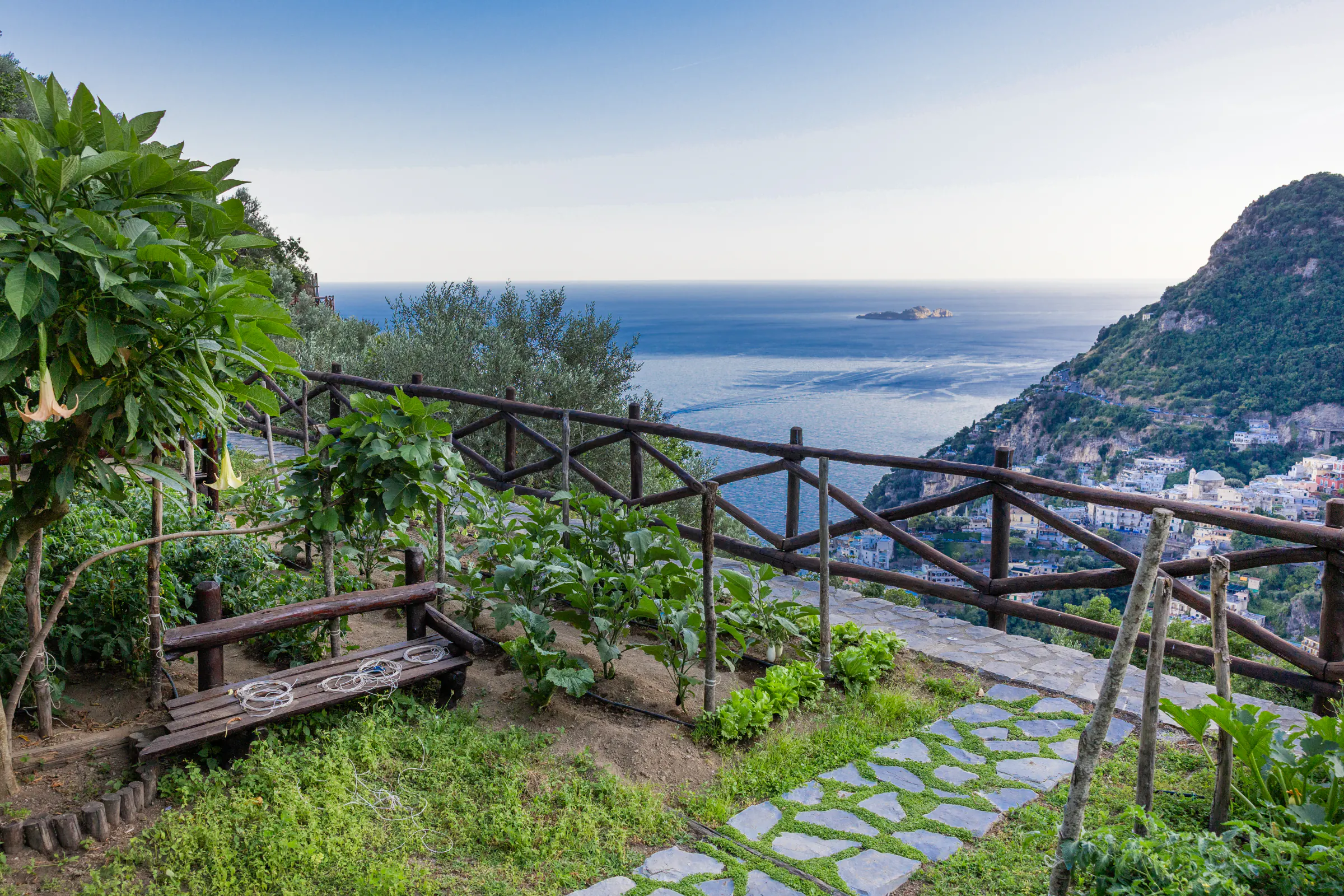 Il giardino della villa con la panchina affacciata su Positano e le isole Li Galli