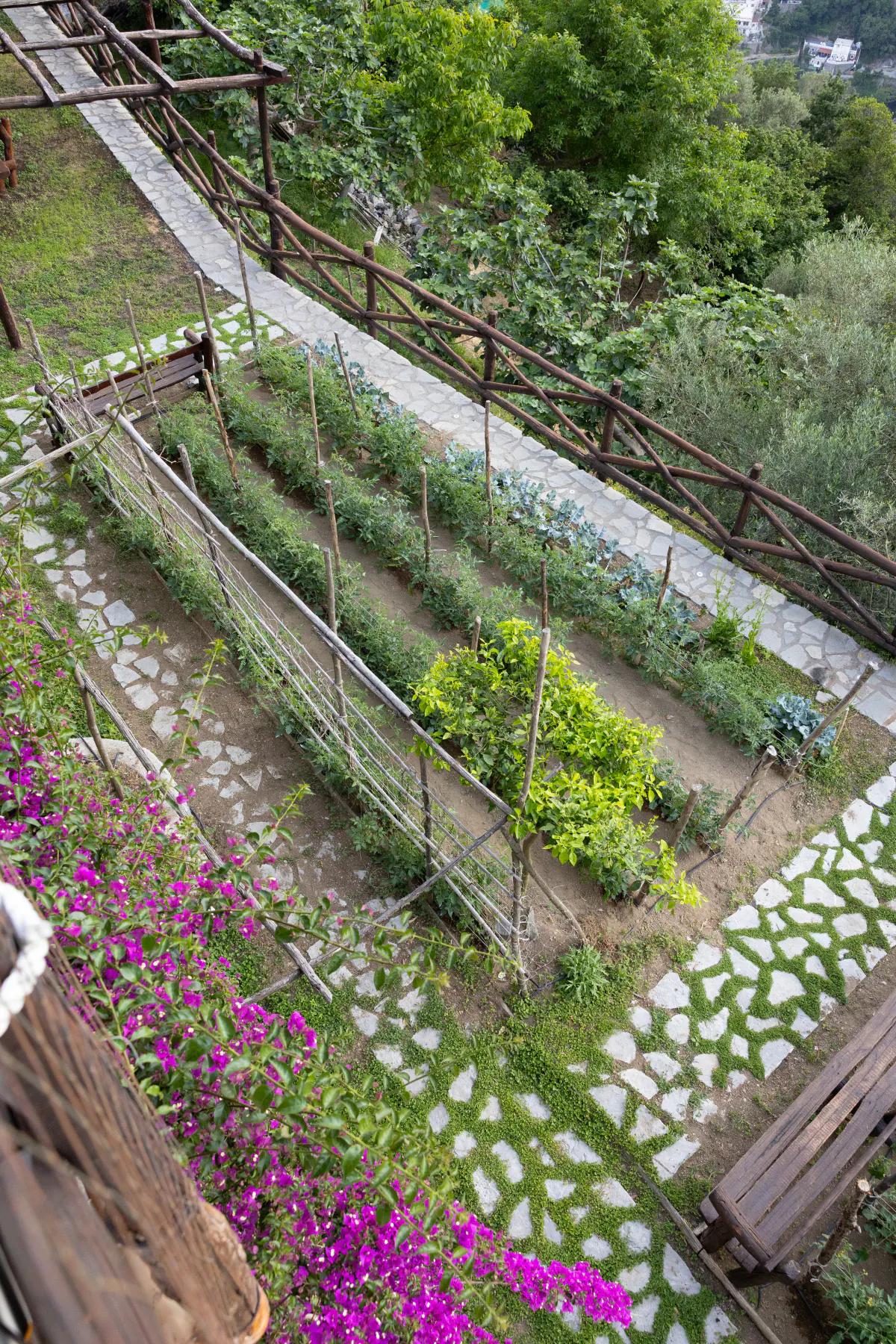 L'orto a terrazze della villa, tra i muretti di pietra e i fiori