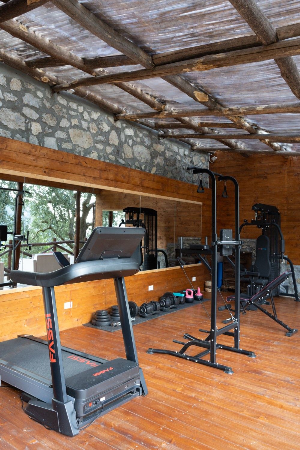 La palestra attrezzata di Villa Graziella, tra pietra e legno