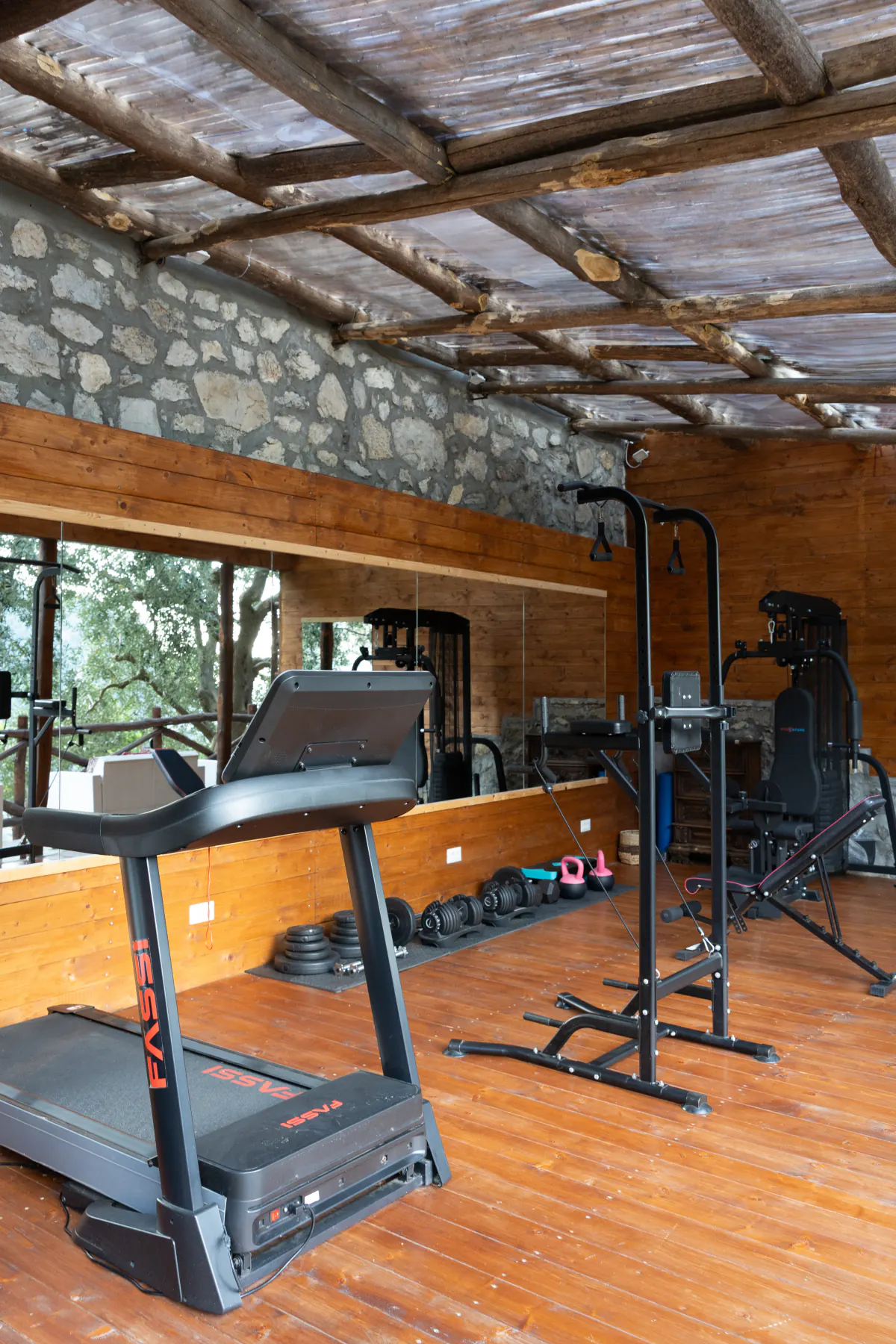 La palestra attrezzata di Villa Graziella, tra pietra e legno