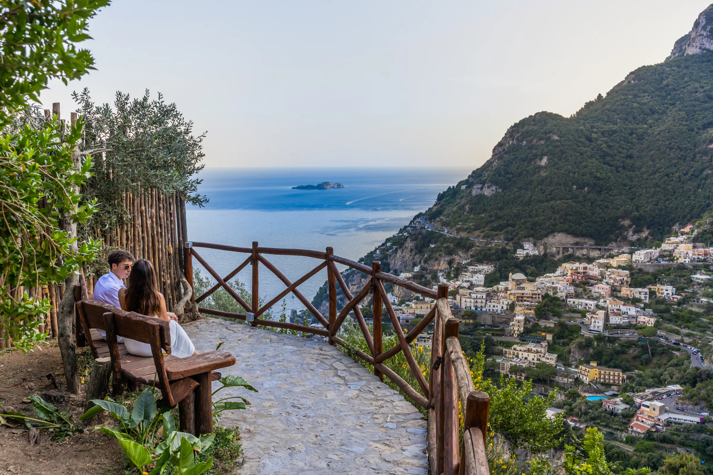 La panchina panoramica del giardino affacciata su Positano e sul mare