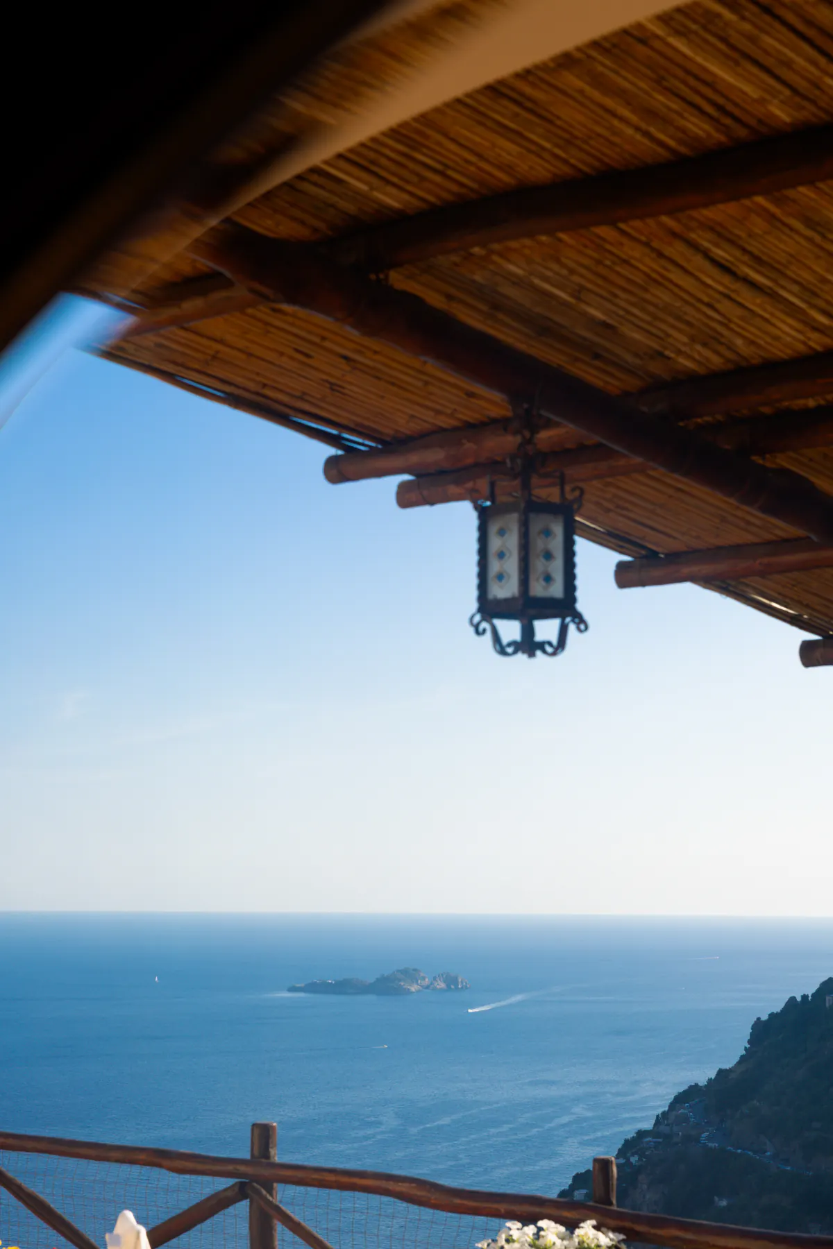 La veranda coperta di Villa Graziella affacciata sul Tirreno e sulle isole Li Galli