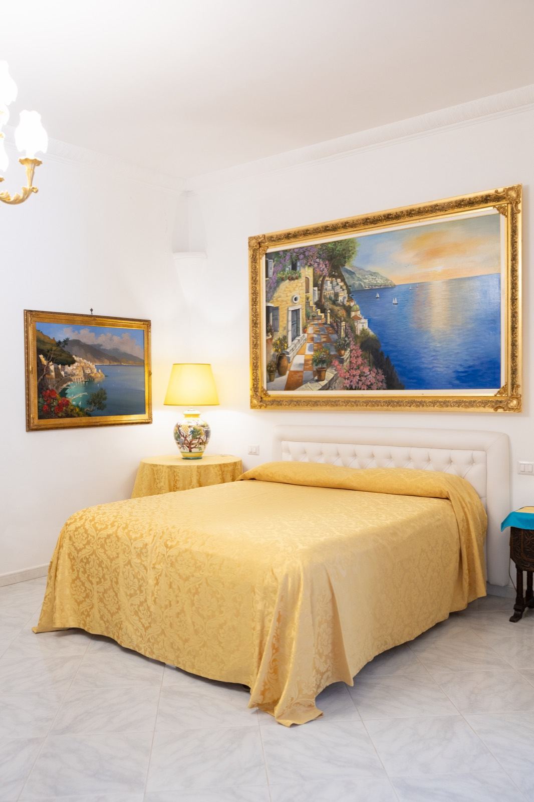 Una delle quattro suite di Villa Graziella, con i dipinti della Costiera