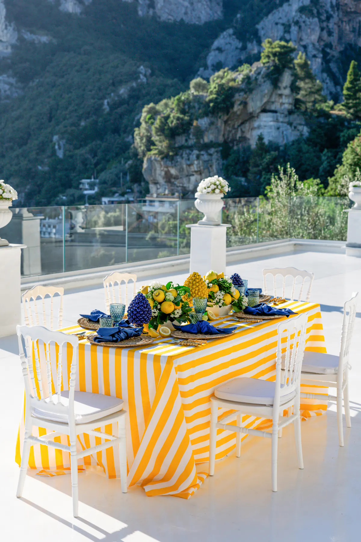 La tavola degli sposi con i limoni e le righe gialle, sulla terrazza bianca sul mare