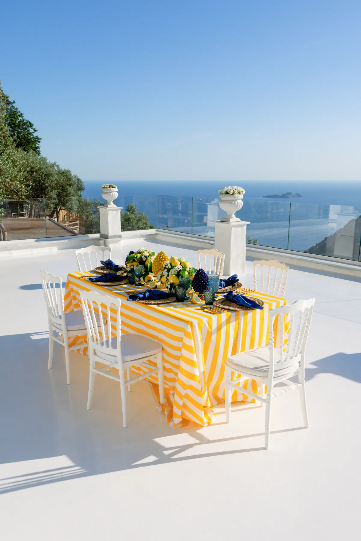 La tavola con i limoni e le righe gialle sulla terrazza panoramica