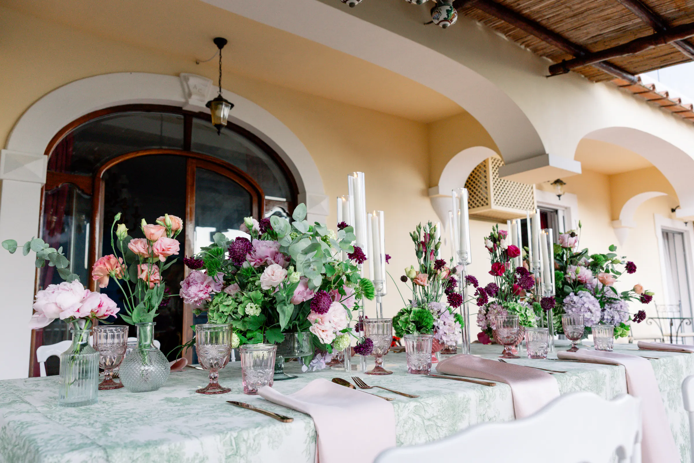 La tavolata degli ospiti allestita lungo la veranda ad archi della villa
